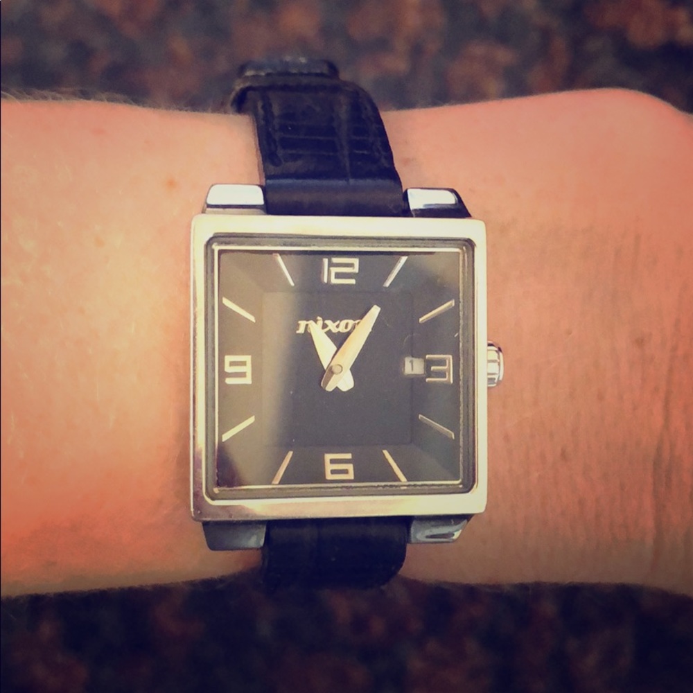 NIXON. Downtown style leather watch.